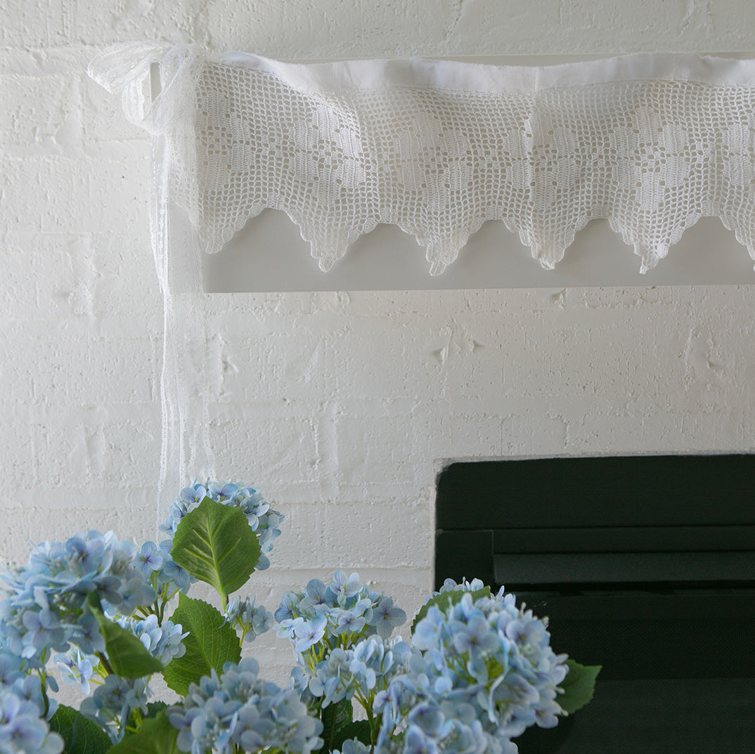 Scalloped Lace Banner