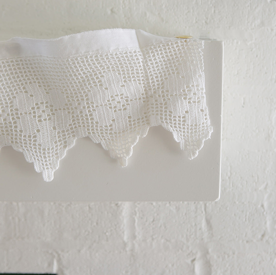 Scalloped Lace Banner